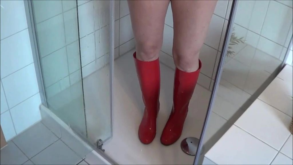 sexy foto nr. 8 von In sexy roten Gummistiefeln duschen