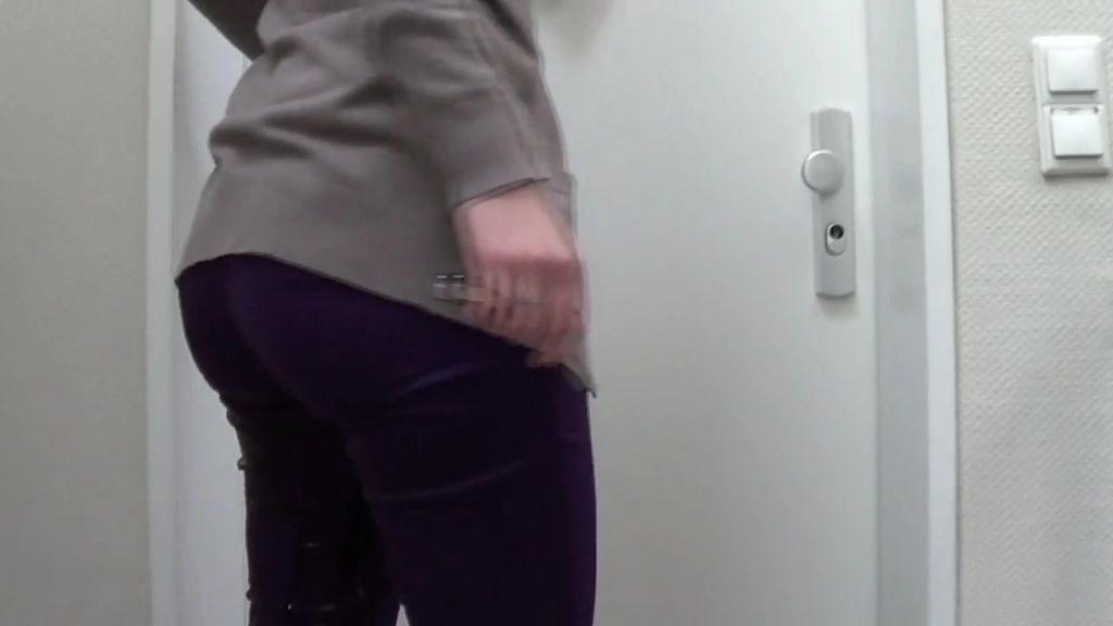 sexy foto nr. 8 von Vor der Tür in Hose und Stiefel gepisst