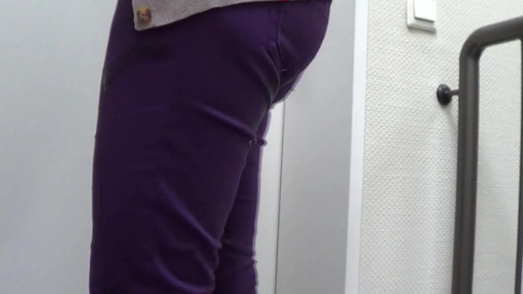 sexy foto nr. 9 von Vor der Tür in Hose und Stiefel gepisst