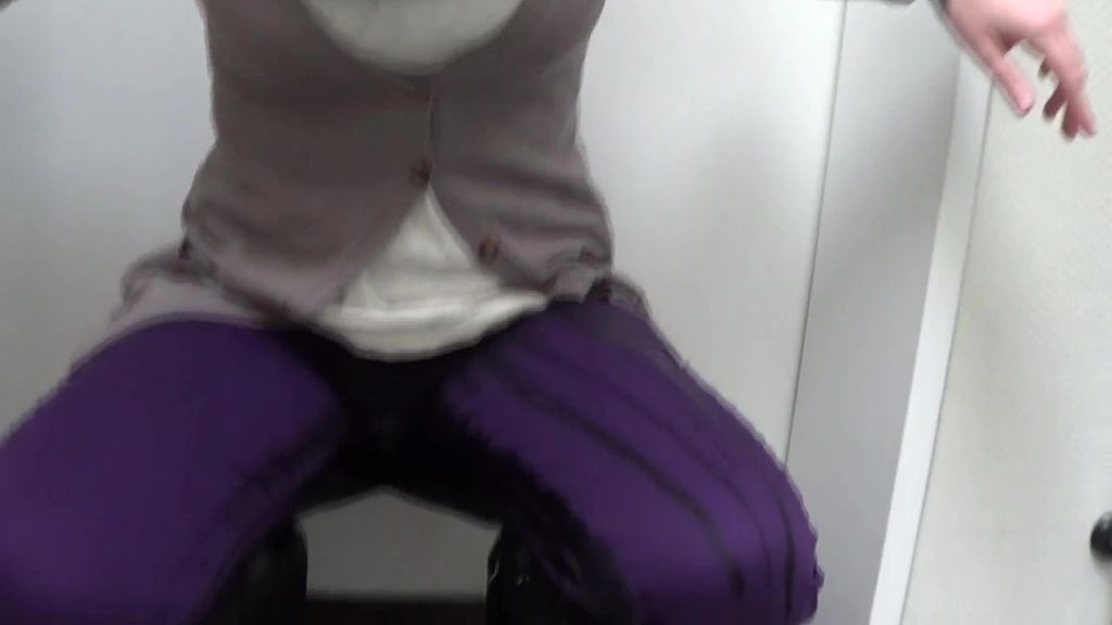 sexy foto nr. 10 von Vor der Tür in Hose und Stiefel gepisst