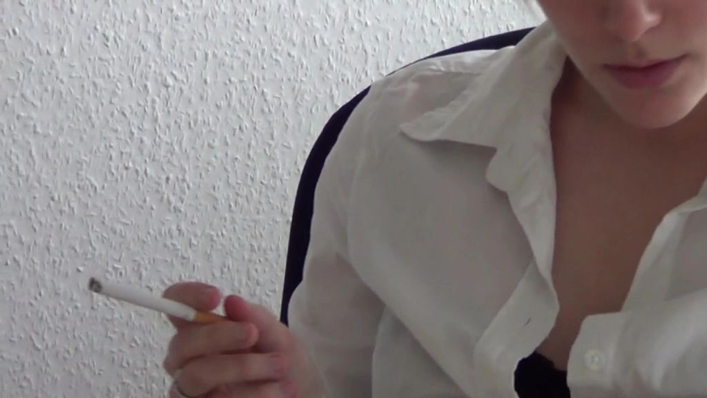 sexy foto nr. 3 von Userwunsch: Zigarette rauchen oben ohne