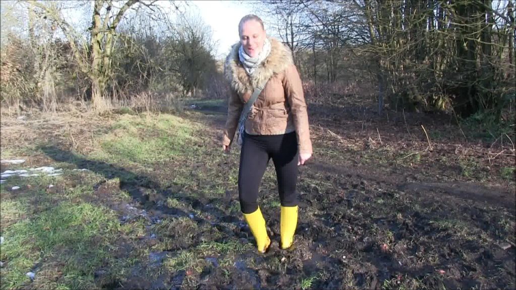 sexy foto nr. 4 von Einsauen, anpissen, vollrotzen - Gummistiefel Girl im Schlamm