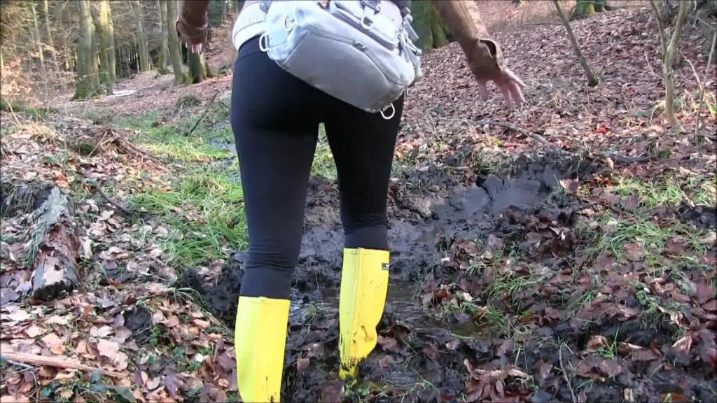 sexy foto nr. 6 von Einsauen, anpissen, vollrotzen - Gummistiefel Girl im Schlamm
