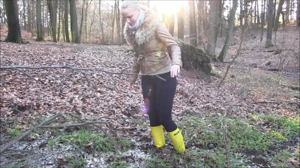 sexy foto nr. 7 von Einsauen, anpissen, vollrotzen - Gummistiefel Girl im Schlamm
