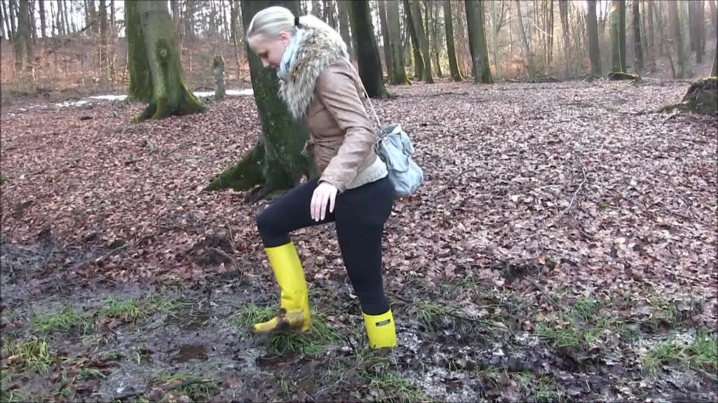 sexy foto nr. 8 von Einsauen, anpissen, vollrotzen - Gummistiefel Girl im Schlamm