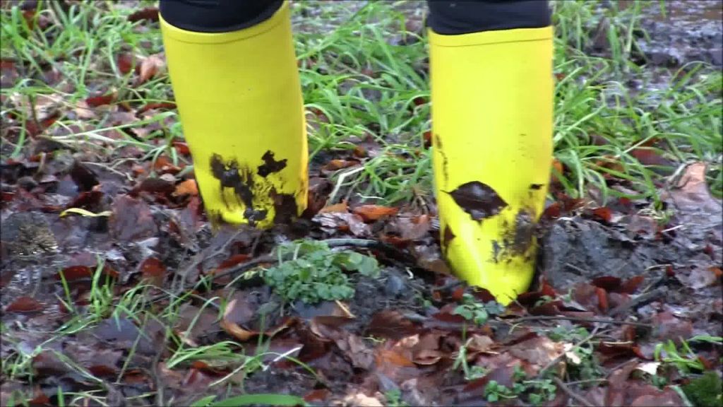 sexy foto nr. 9 von Einsauen, anpissen, vollrotzen - Gummistiefel Girl im Schlamm