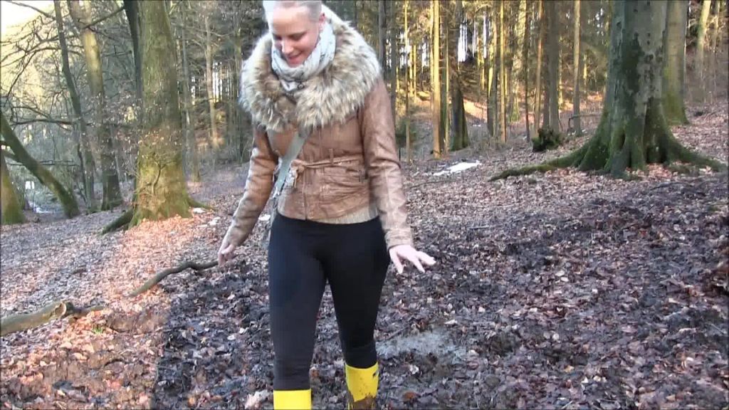 sexy foto nr. 10 von Einsauen, anpissen, vollrotzen - Gummistiefel Girl im Schlamm