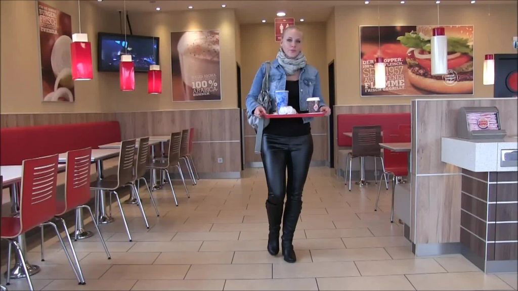 sexy foto nr. 1 von Fast Food Quickie - PUBLIC im Burger Laden