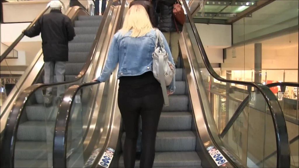 sexy foto nr. 1 von Mega DREIST - Ich pisse in die Umkleide!