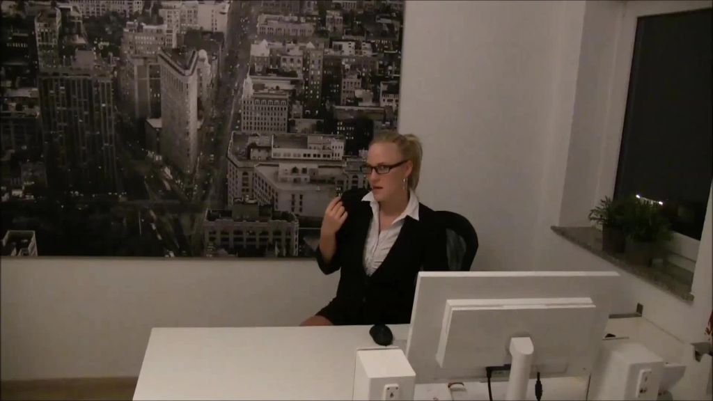 sexy foto nr. 1 von Büro Bitch PISST dreist in den Aufzug