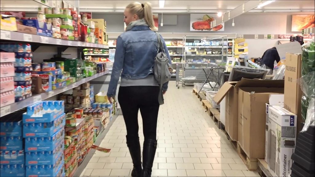 sexy foto nr. 3 von In den Einkaufswagen vom Discounter gepisst