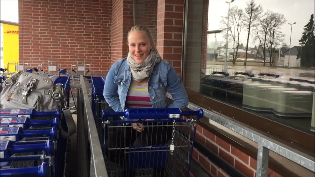 sexy foto nr. 7 von In den Einkaufswagen vom Discounter gepisst