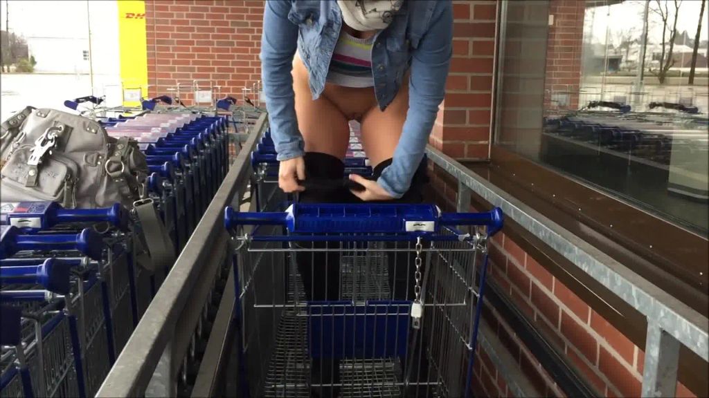 sexy foto nr. 8 von In den Einkaufswagen vom Discounter gepisst