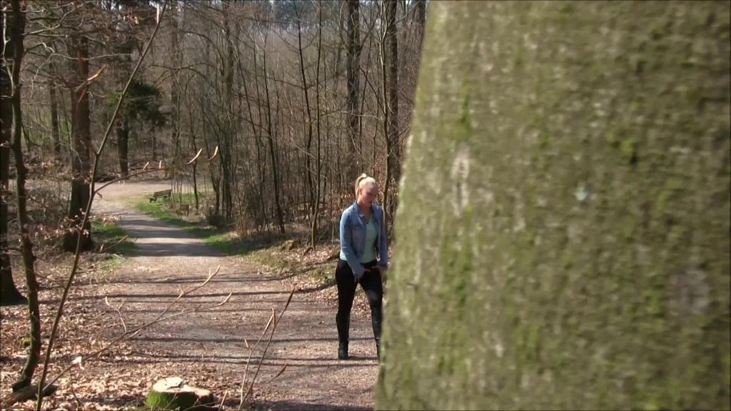 sexy foto nr. 1 von Heimlich im Park gefingert - Voyeur schaut zu