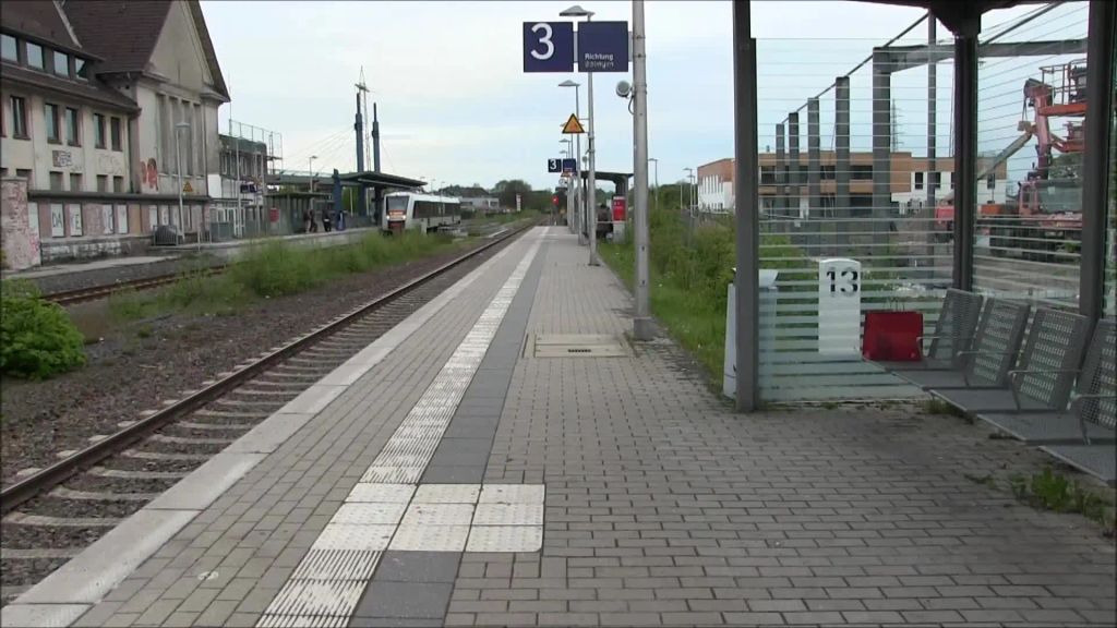sexy foto nr. 1 von Warten auf die Bahn - Public wichsen am Bahnhof