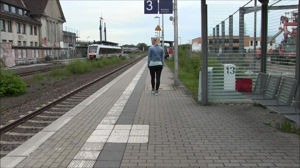 sexy foto nr. 2 von Warten auf die Bahn - Public wichsen am Bahnhof