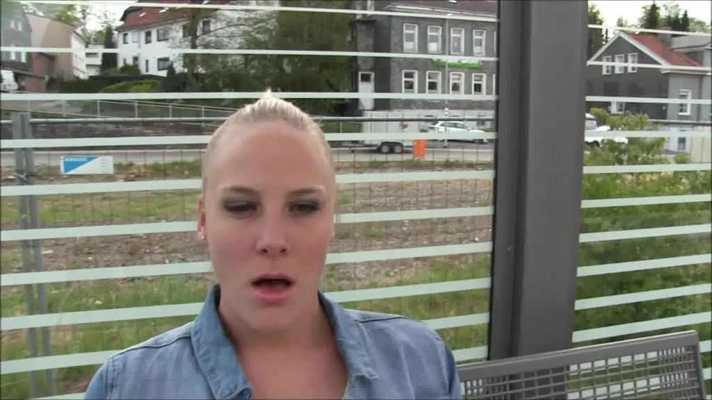 sexy foto nr. 7 von Warten auf die Bahn - Public wichsen am Bahnhof