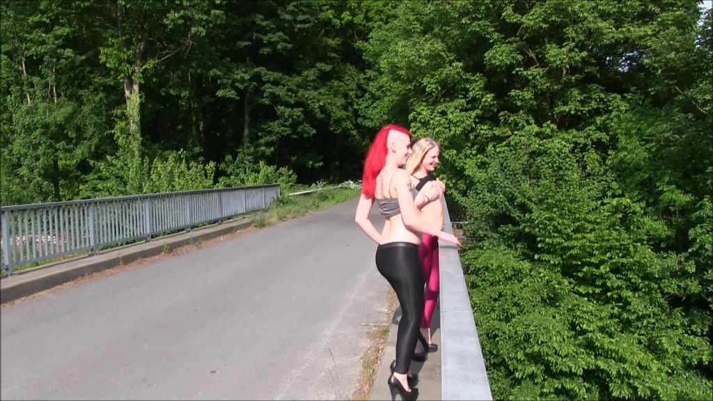 sexy foto nr. 3 von STAU Entertainment - Public Flashing rot blond