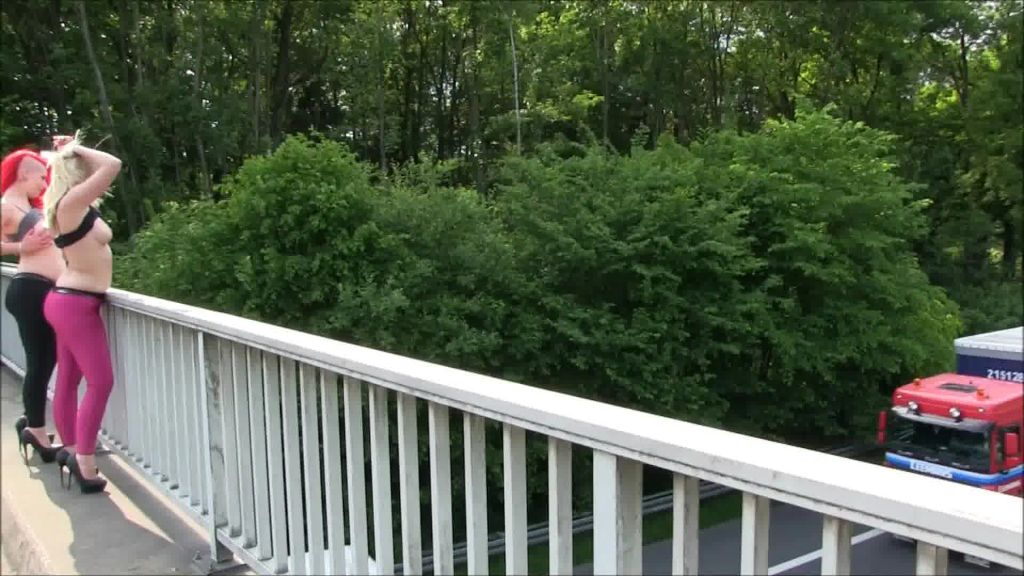 sexy foto nr. 6 von STAU Entertainment - Public Flashing rot blond
