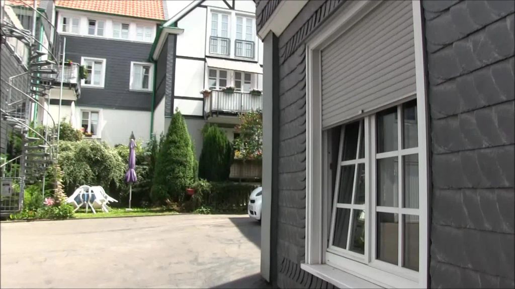 sexy foto nr. 1 von FICK oder Provision? - Vollgespritze Immobilien Bitch