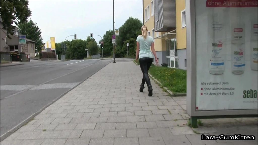 sexy foto nr. 1 von SOO muss flirten - Monster wetlook ARSCH public vollgespritzt