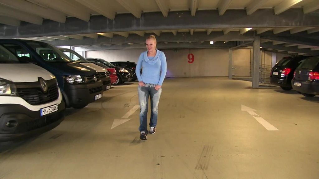 sexy foto nr. 9 von Parkhaus PISSWALK - Jeans im Aufzug vollgepisst
