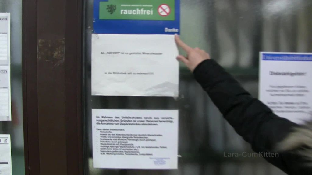sexy foto nr. 1 von KRASS - Studentin PISST mitten in die Unibibliothek