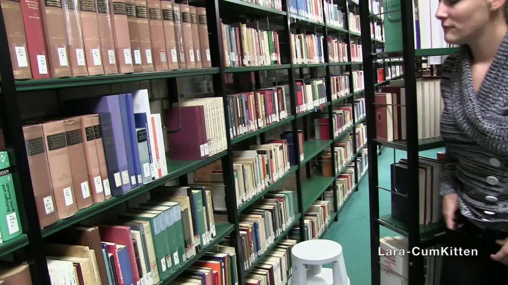 sexy foto nr. 8 von KRASS - Studentin PISST mitten in die Unibibliothek
