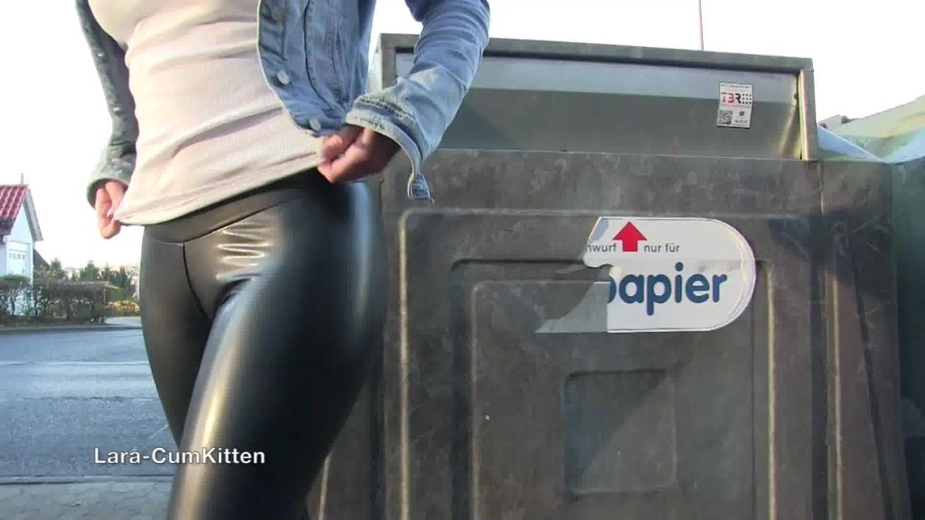 sexy foto nr. 5 von Praller LEGGINGSWALK - BubbleButt und Cameltoe Posing