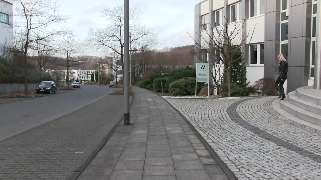 sexy foto nr. 1 von FACIALWALK - Extrem geile LEDERSCHLAMPE public vollgespritzt