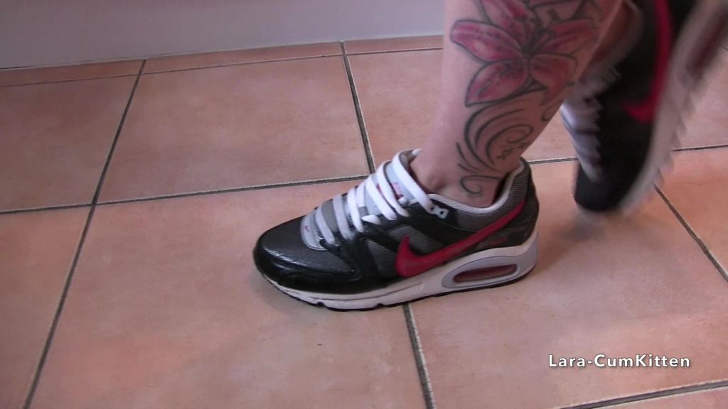 sexy foto nr. 8 von SNEAKER PISS - Vollgepisst und rumgesaut