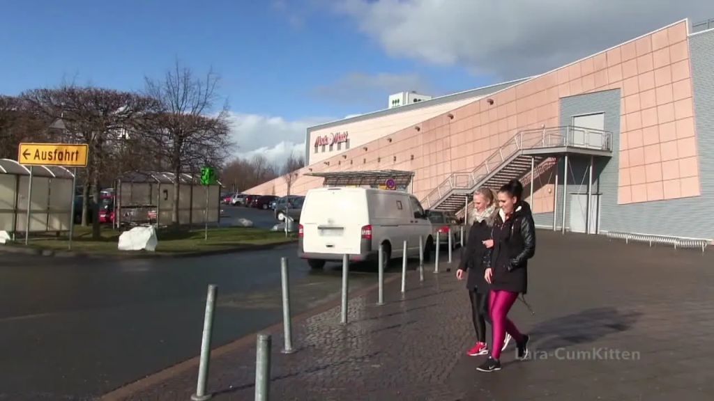 sexy foto nr. 1 von Extrem DREIST - Public Piss am Shopping Center