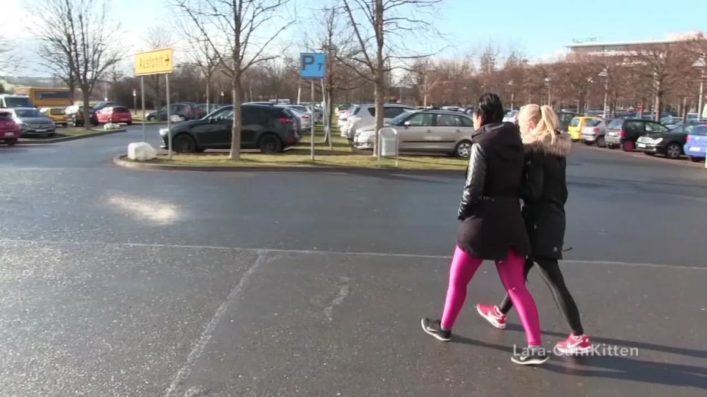 sexy foto nr. 2 von Extrem DREIST - Public Piss am Shopping Center