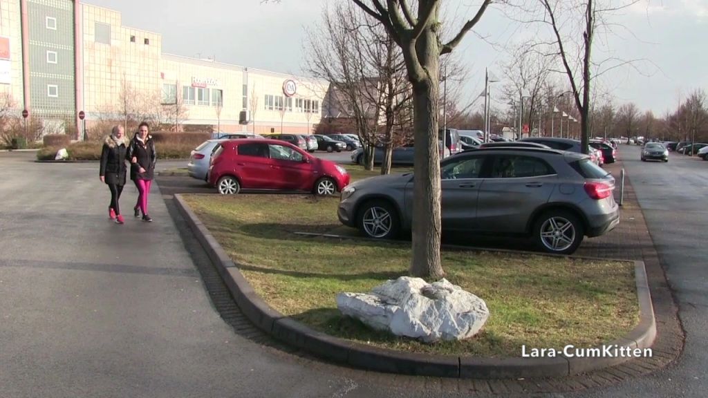 sexy foto nr. 4 von Extrem DREIST - Public Piss am Shopping Center