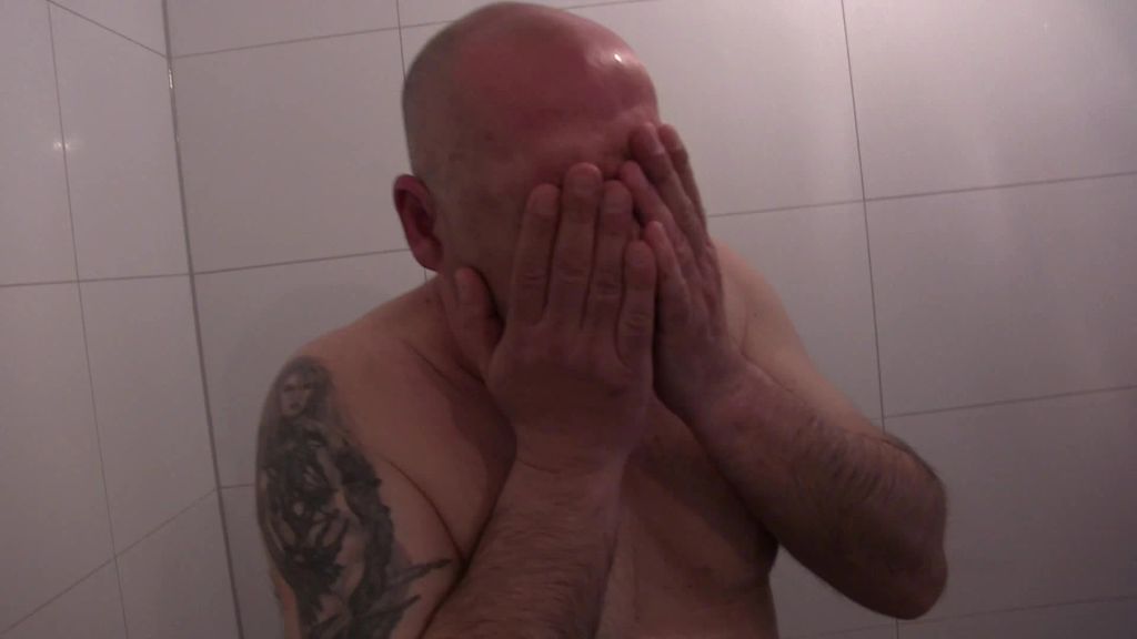 sexy foto nr. 1 von Schön schlucken - Mädchen PISSE in der Herren Dusche