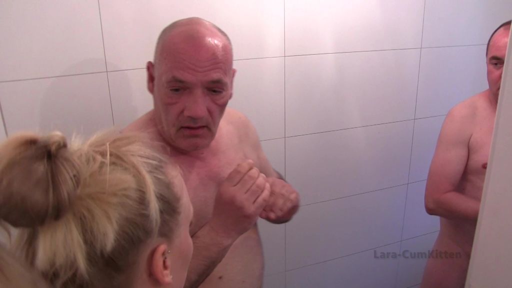 Schön schlucken - Mädchen PISSE in der Herren Dusche