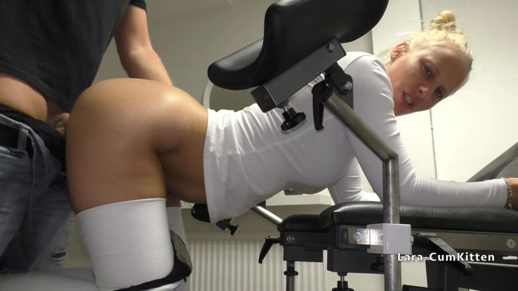 sexy foto nr. 8 von XXL FACIAL - Junge Arzthelferin mitten in der Praxis GEFICKT