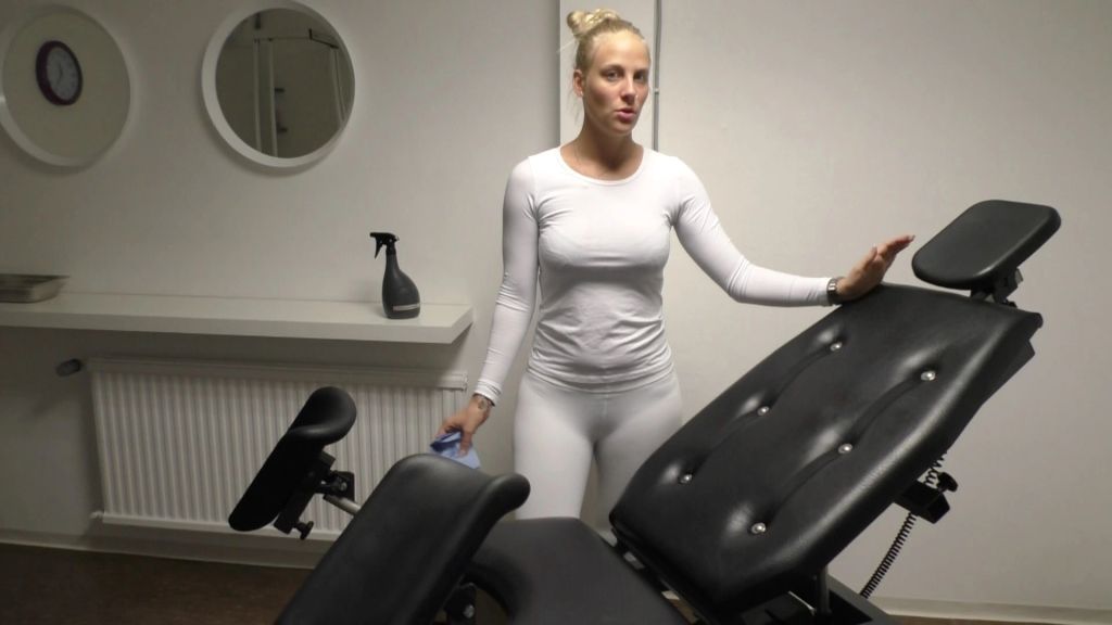 XXL FACIAL - Junge Arzthelferin mitten in der Praxis GEFICKT