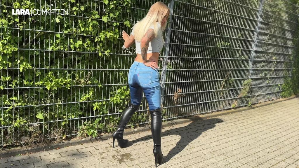 sexy foto nr. 6 von JEANS UND STIEFEL vollgepisst | PISSWALK an der Straße