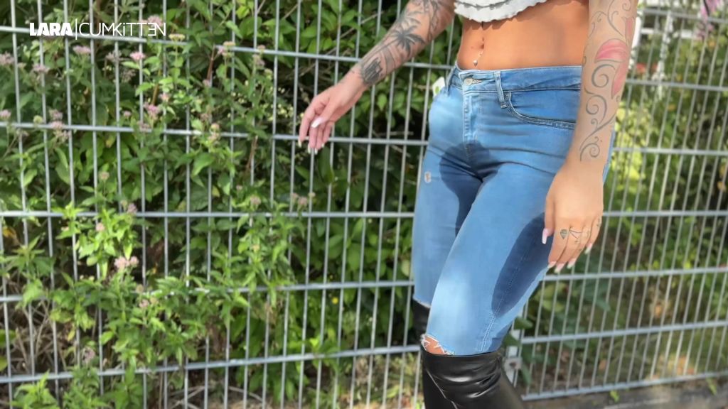sexy foto nr. 7 von JEANS UND STIEFEL vollgepisst | PISSWALK an der Straße