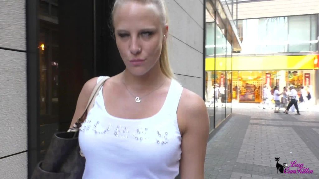 sexy foto nr. 7 von Extrem dreist - Public PISS mitten in der Kölner Fußgängerzone