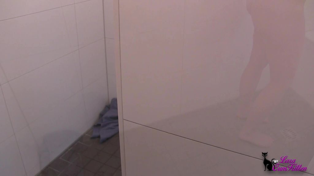 sexy foto nr. 2 von Sauna Schlampe - Vollgespritzt in der Herrendusche
