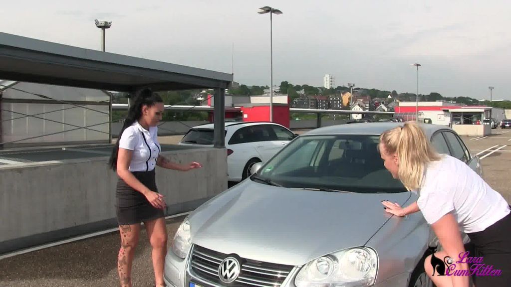 sexy foto nr. 6 von MEGA DREIST - Geile Büroschlampen pissen PUBLIC aufs Auto