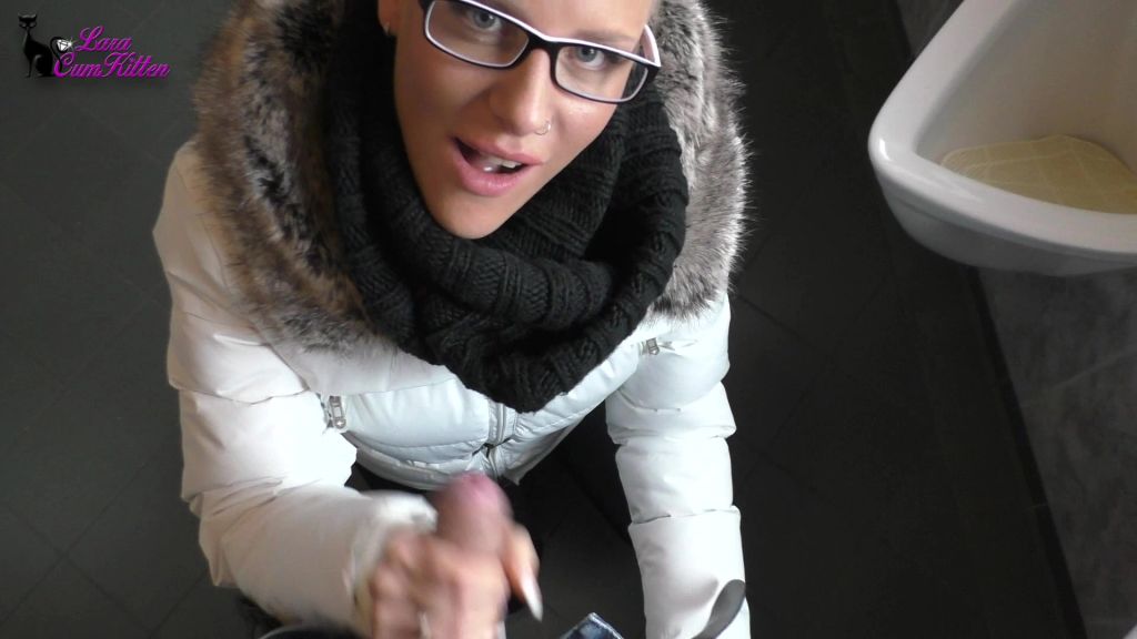 sexy foto nr. 2 von Schwanzgeil im öffentlichen Herren WC - Blowjob Quickie mit Brillen Facial