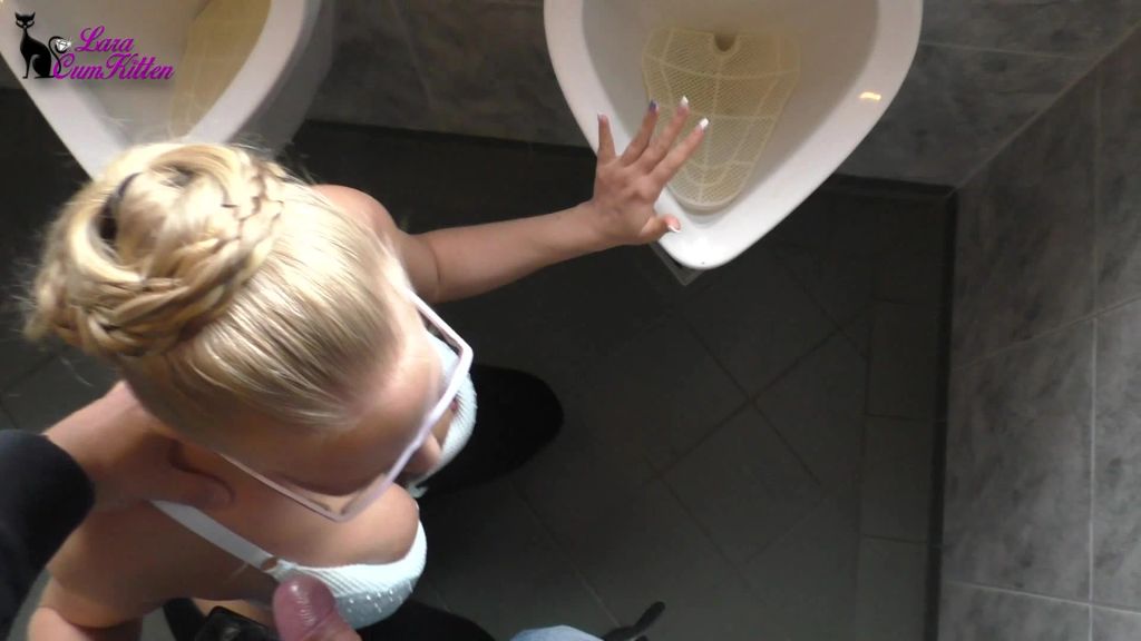 sexy foto nr. 5 von Schwanzgeil im öffentlichen Herren WC - Blowjob Quickie mit Brillen Facial