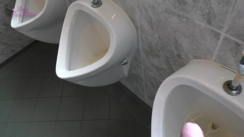 Schwanzgeil im öffentlichen Herren WC - Blowjob Quickie mit Brillen Facial
