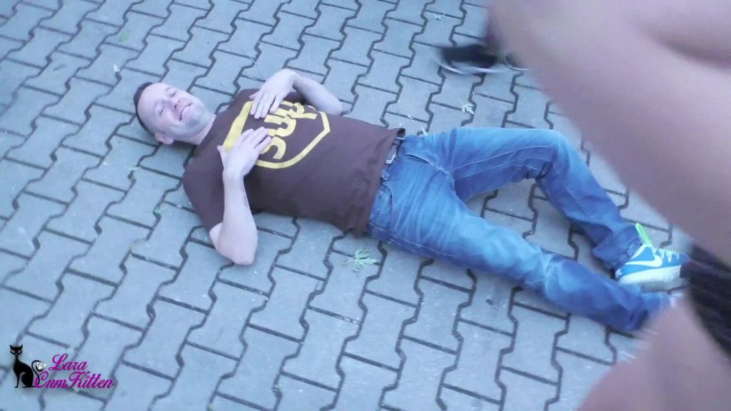 sexy foto nr. 5 von PISS TSUNAMI - Säuft er uns etwa ab im Luxus Champagner??