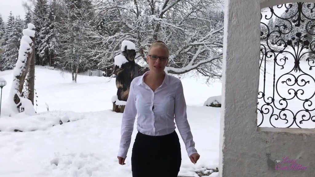 sexy foto nr. 1 von Ausgesperrt - Büro Schlampe pisst geil ab