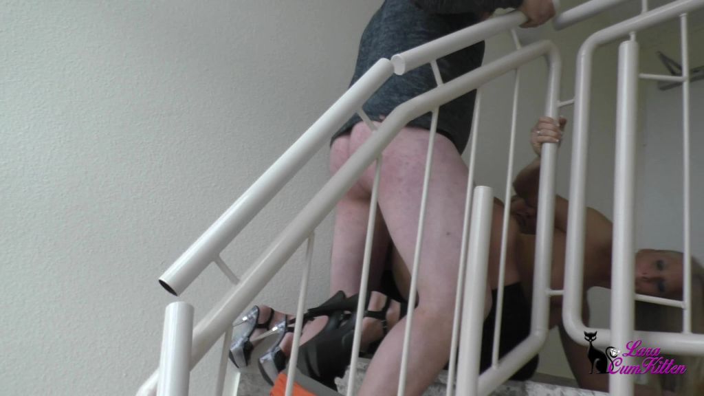 sexy foto nr. 9 von Voll auf den Arsch gespritzt - Nachbar fickt uns public im Treppenhaus