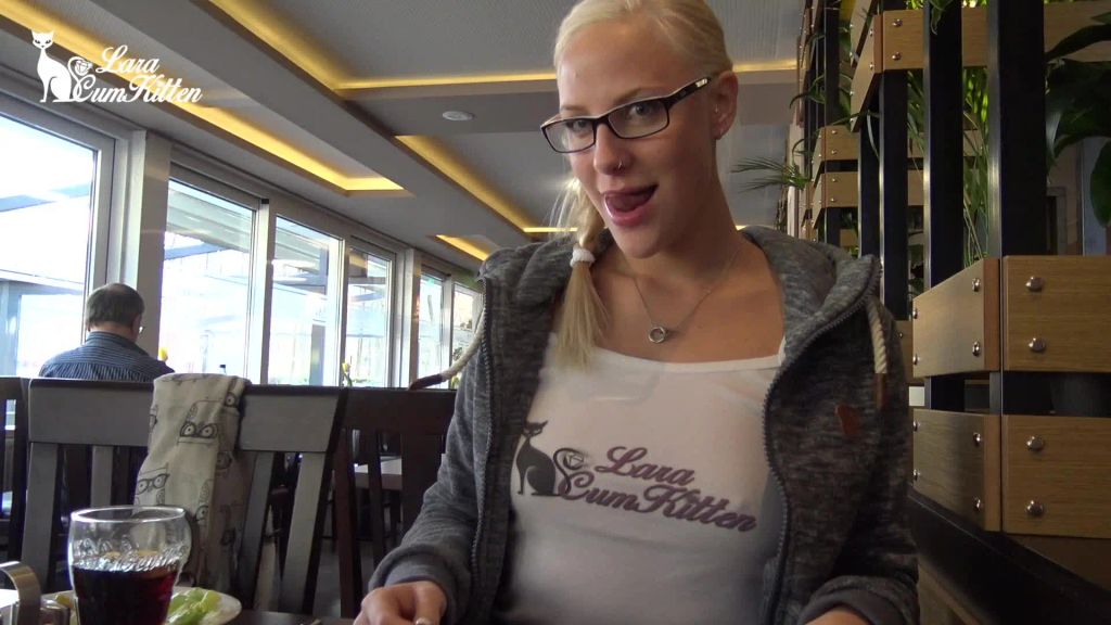 sexy foto nr. 1 von DREIST - Im Restaurant gefickt mit public Spermawalk